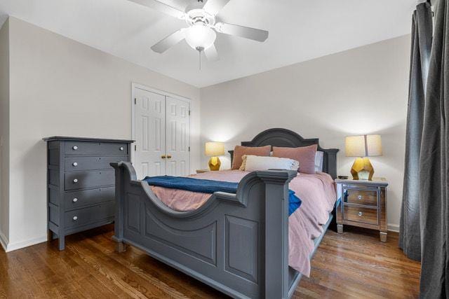 bedroom featuring ceiling fan, dark hardwood / wood-style flooring, and a closet