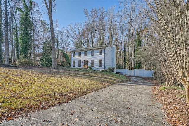 view of front of home featuring a front lawn