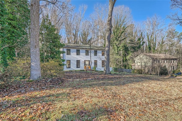 colonial home featuring a front yard