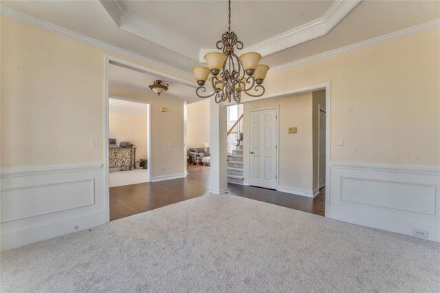 spare room featuring plenty of natural light, visible vents, a tray ceiling, and carpet