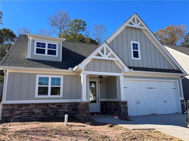 craftsman house featuring a garage