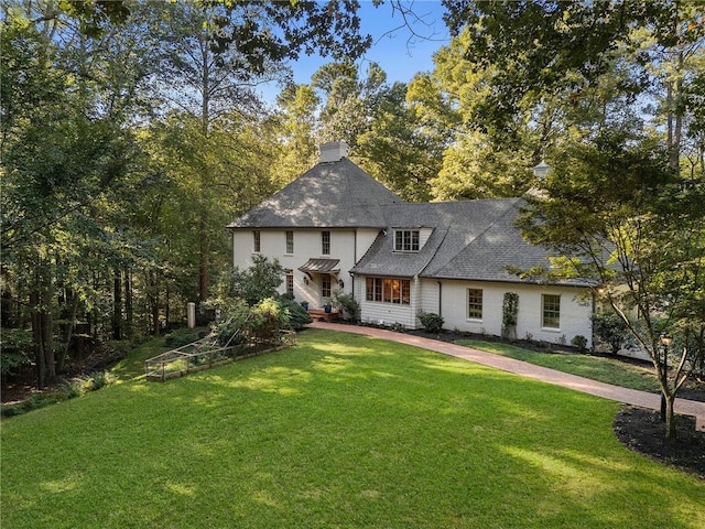 view of front facade featuring a front yard