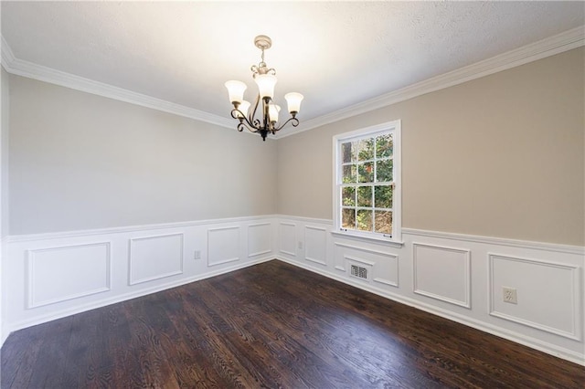 spare room with a notable chandelier, visible vents, dark wood finished floors, and wainscoting