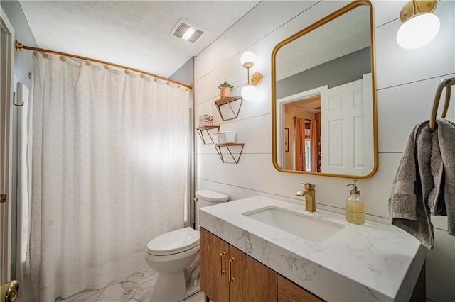 full bath featuring a textured ceiling, curtained shower, toilet, visible vents, and vanity