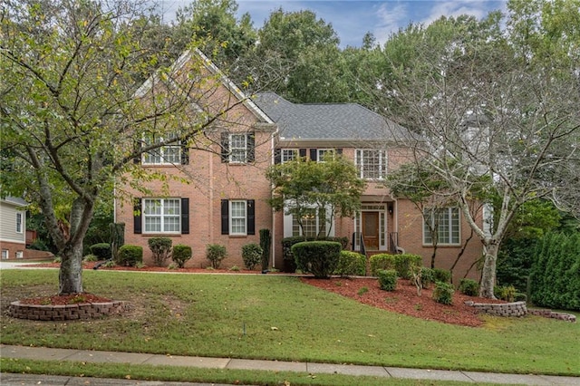 colonial home featuring a front yard