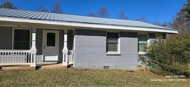 view of front of house featuring a porch and a front yard