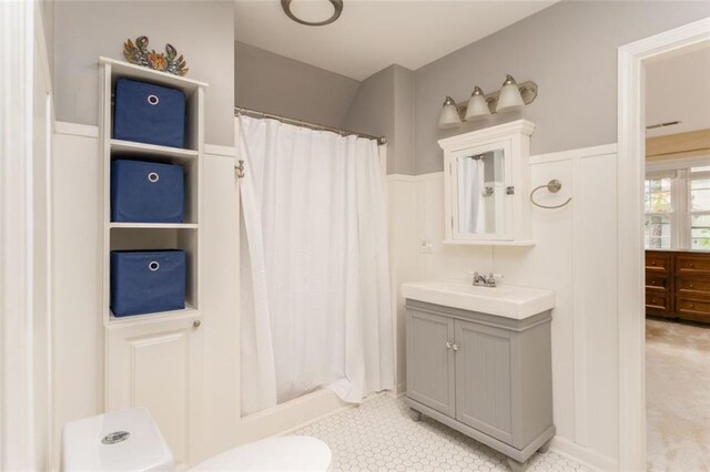 3157 Sawyer Ct NE, Marietta, GA 30066 - full bathroom with toilet, vanity, a shower with curtain, and wainscoting