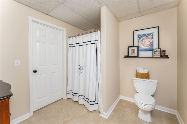 3157 Sawyer Ct NE, Marietta, GA 30066 - bathroom featuring curtained shower, baseboards, toilet, tile patterned floors, and a paneled ceiling