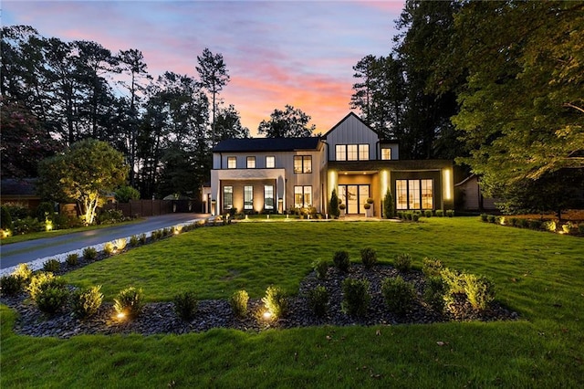 view of front facade with a lawn