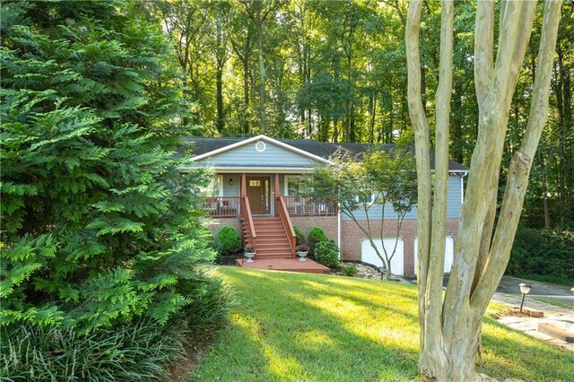 view of front facade with a front yard