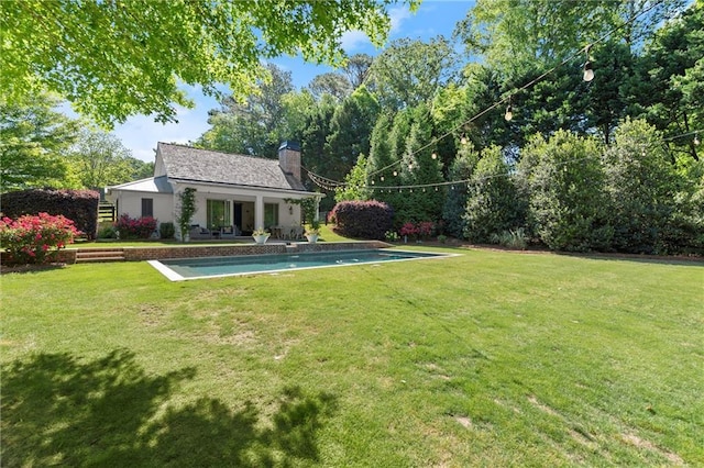 view of grassy yard featuring an outdoor structure