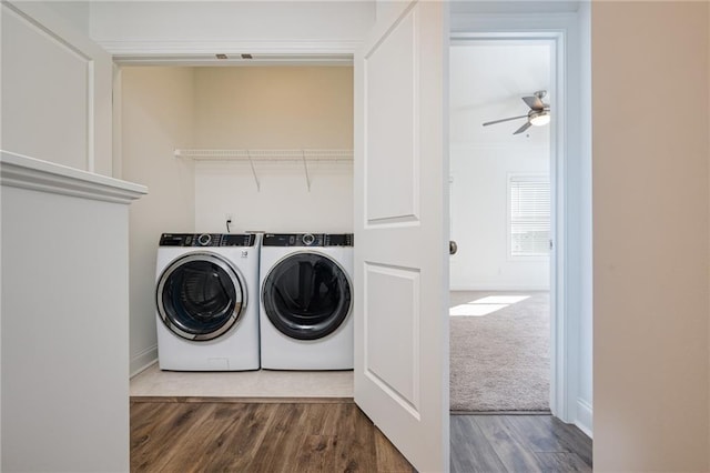 laundry room featuring hardwood / wood-style flooring, ceiling fan, and washer and clothes dryer