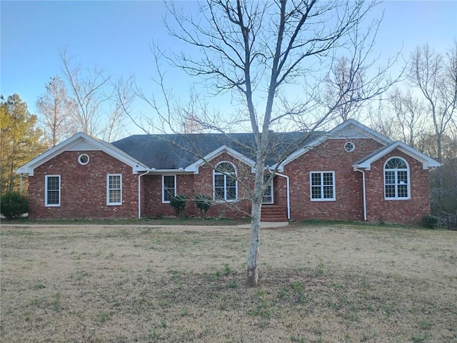 single story home featuring a front lawn