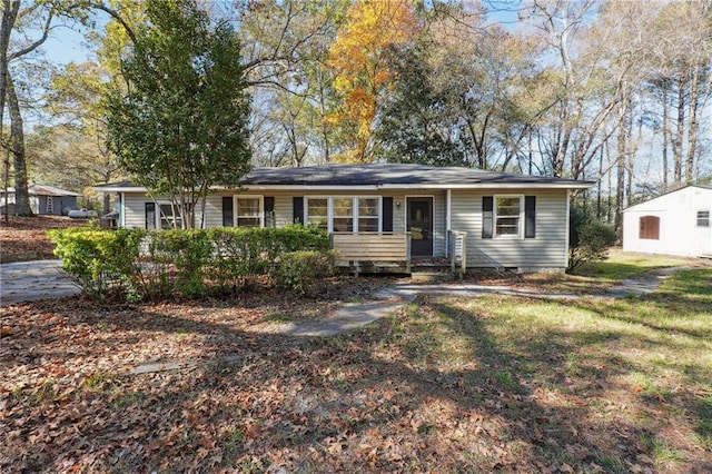 ranch-style house featuring a front lawn