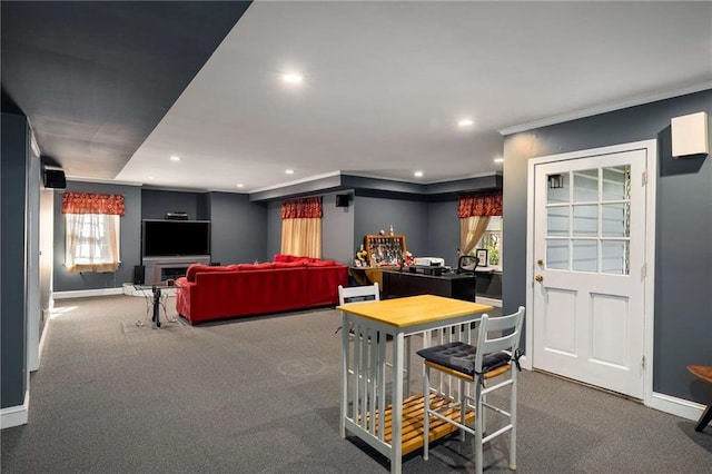 living room featuring carpet floors, recessed lighting, crown molding, and baseboards