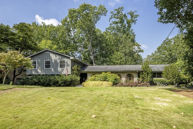 view of front of house with a front lawn