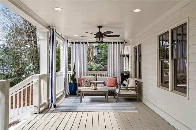 sunroom with ceiling fan