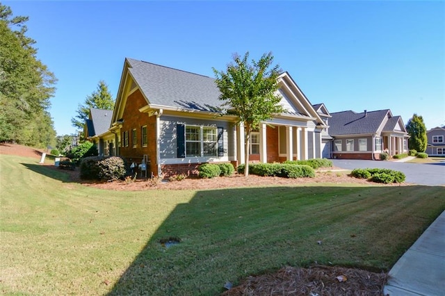 view of front of house featuring a front yard