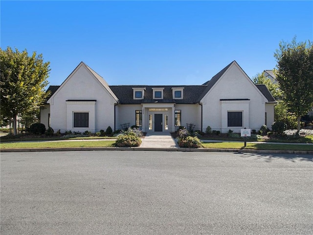 view of front of home featuring a front lawn