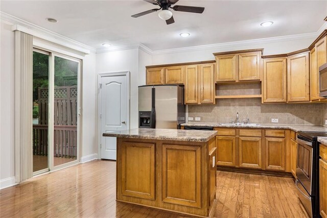 275 Blue Pointe Ct, Suwanee, GA 30024 - dining room featuring ceiling fan, a chandelier, light wood-type flooring, recessed lighting, and ornamental molding