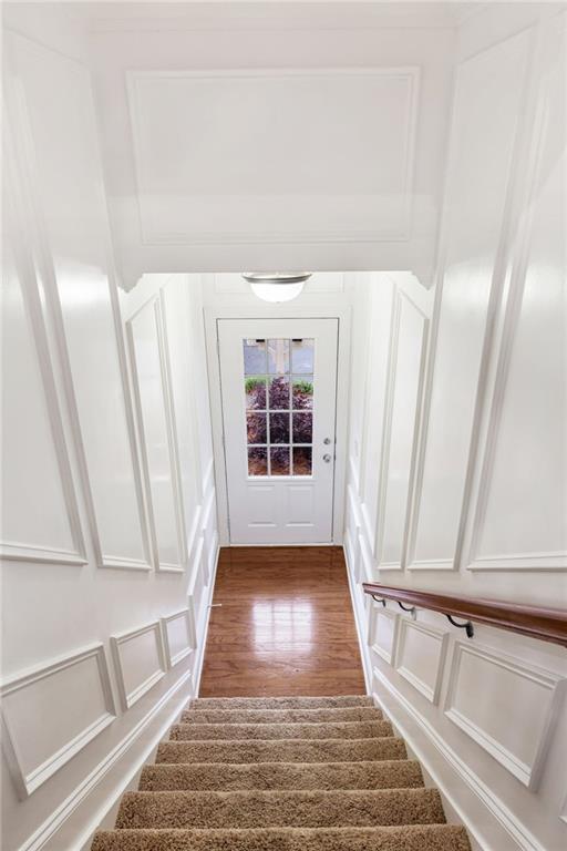 275 Blue Pointe Ct, Suwanee, GA 30024 - living area featuring wood finished floors, ceiling fan, ornamental molding, stairway, and baseboards