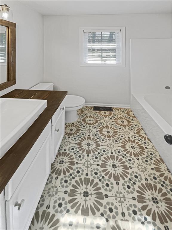 31 Mariner Way SE, Acworth, GA 30102 - full bath featuring toilet, a tub to relax in, vanity, and baseboards