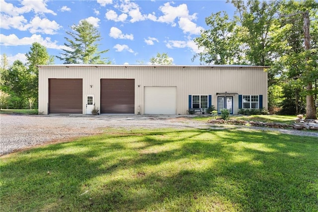 view of front of property featuring a front yard