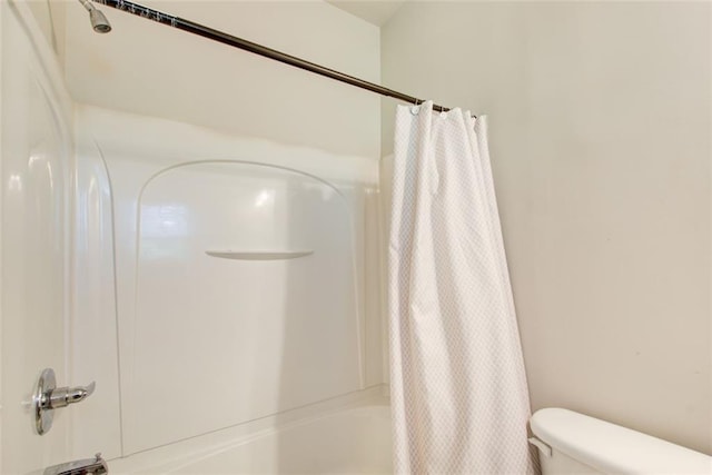 3622 Utoy Dr, South Fulton, GA 30331 - bathroom featuring shower / tub combo and toilet