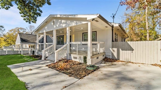 view of front of property featuring covered porch