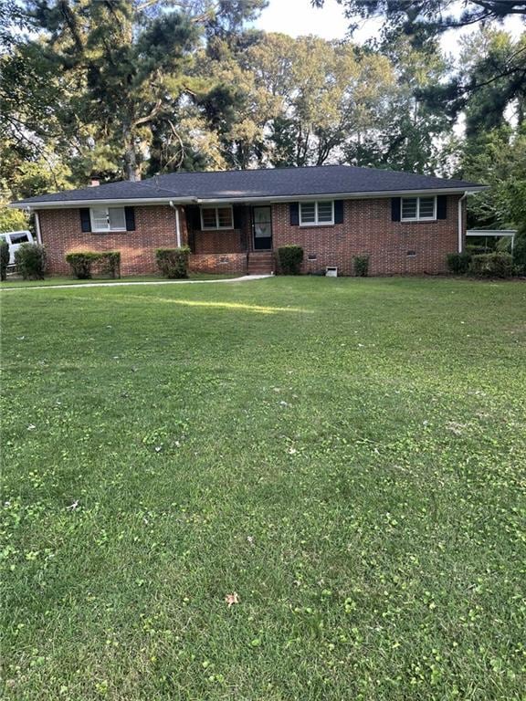 single story home with a front lawn