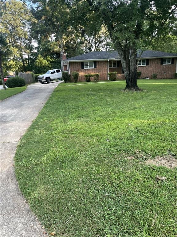 ranch-style house with a front yard