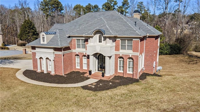 view of front of home with a front lawn