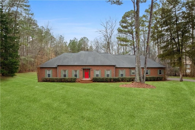 single story home with a front lawn