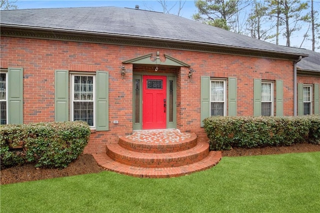 view of front of house with a front lawn