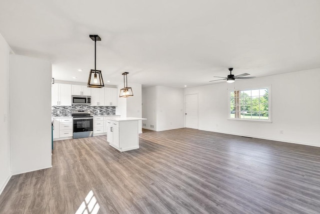716 Phillips Dr, Monroe, GA 30656 - kitchen featuring appliances with stainless steel finishes, open floor plan, light wood-style flooring, ceiling fan, and recessed lighting