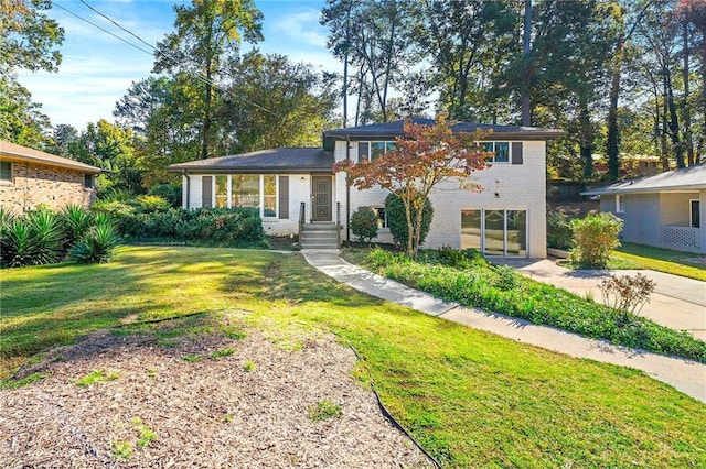 tri-level home featuring a front lawn