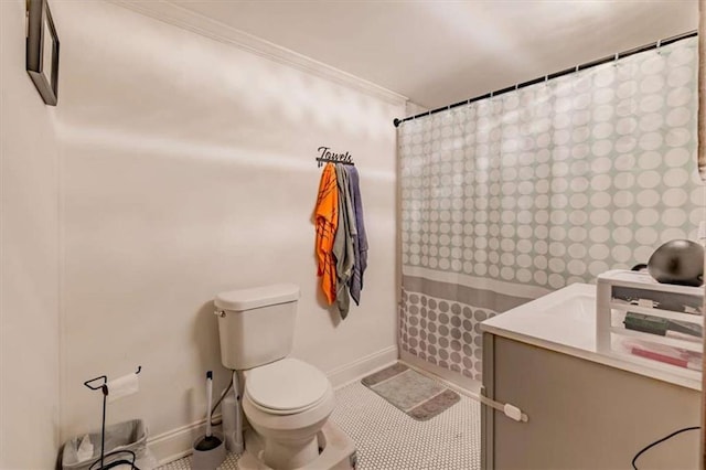 229 Slate St, Rockmart, GA 30153 - full bath featuring toilet, baseboards, vanity, a shower with curtain, and ornamental molding