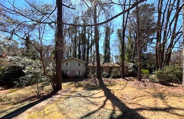 view of yard with driveway