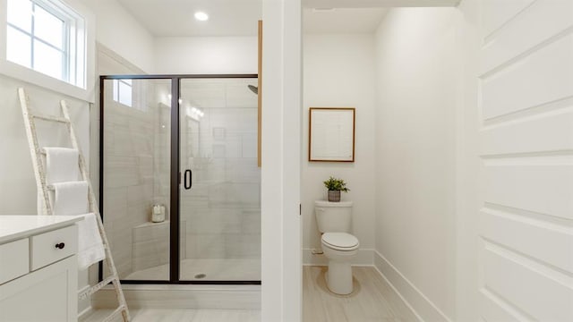full bath featuring a shower stall, toilet, vanity, baseboards, and recessed lighting
