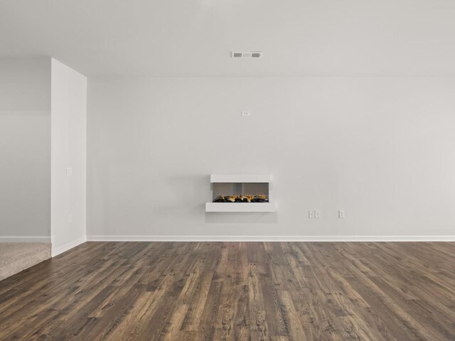 living room featuring baseboards, visible vents, wood finished floors, and recessed lighting