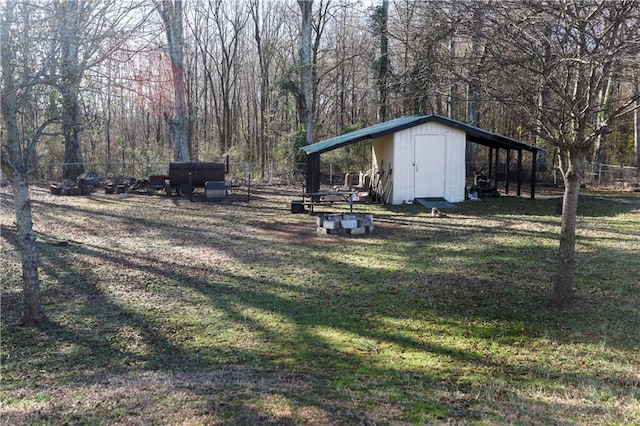 view of yard with a shed