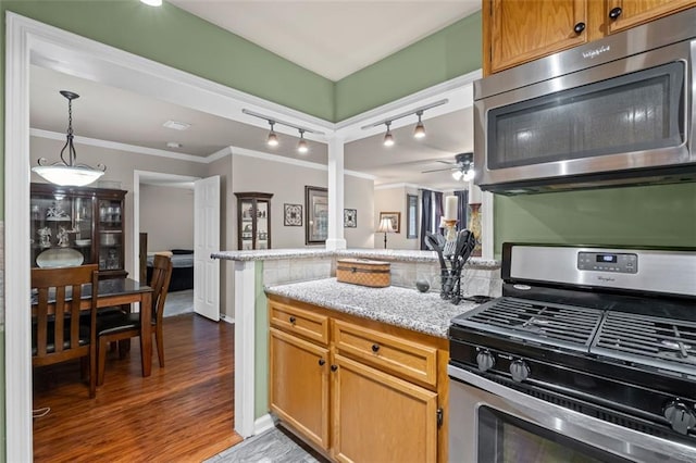 202 Berkeley Woods Dr, Duluth, GA 30096 - kitchen featuring stainless steel appliances, a peninsula, crown molding, a ceiling fan, and track lighting