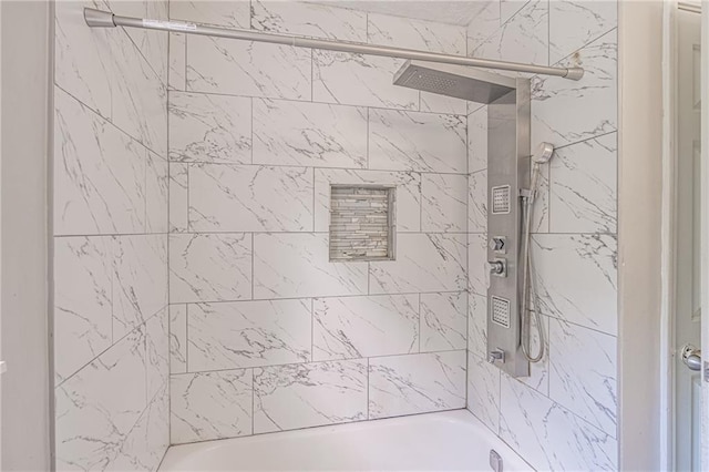 bathroom featuring tiled shower / bath