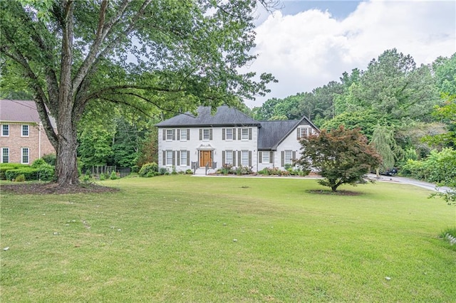 colonial home featuring a front yard