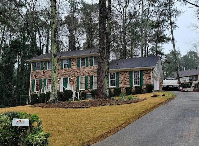 view of front of house featuring a front yard