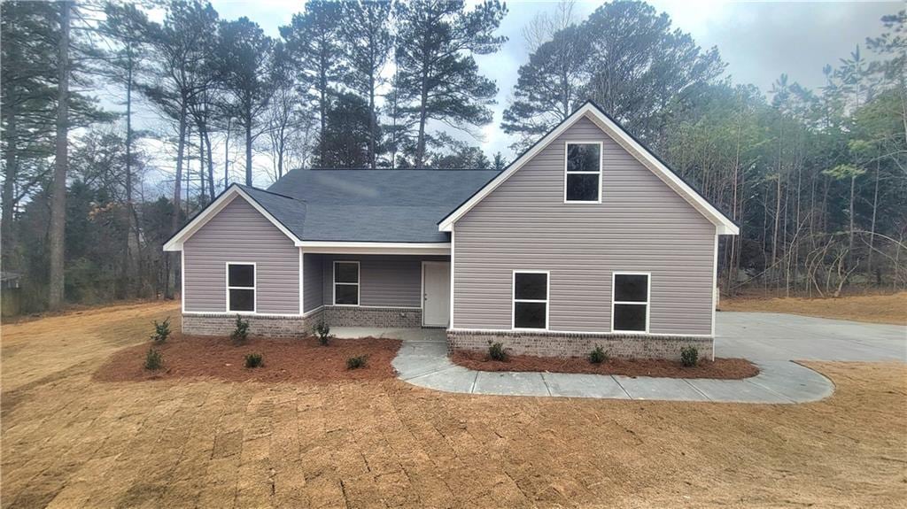 view of front of property with a front lawn and a porch