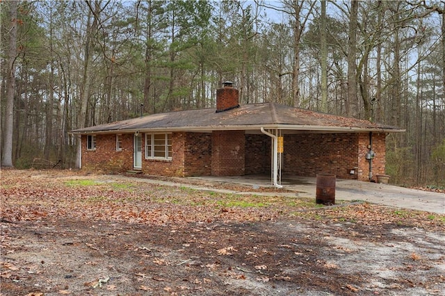 view of front of property featuring a carport