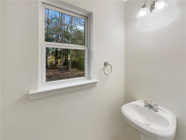 bathroom featuring a sink