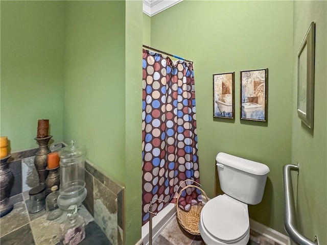 bathroom featuring curtained shower, baseboards, and toilet