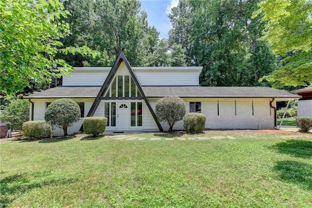 view of front of house featuring a front lawn